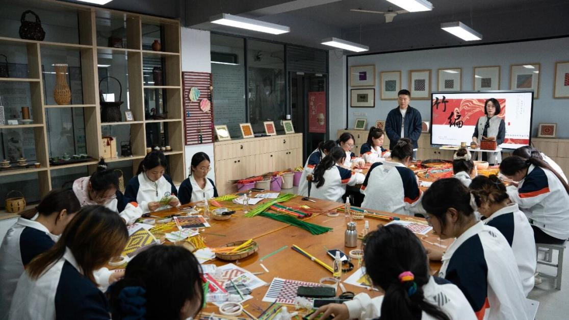 为非遗“添彩”，为青春“赋能”：江苏建院的文化育人新实践